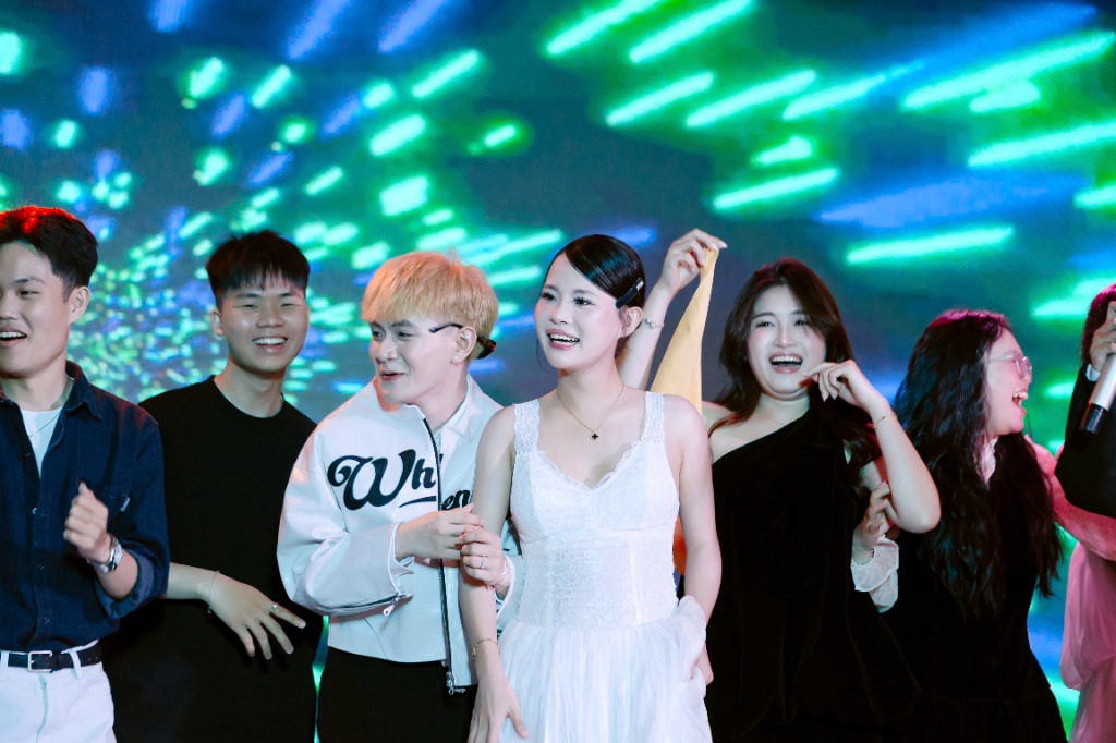 Khoảnh Khắc Bùng Nổ